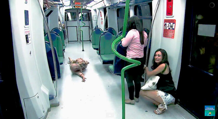 Brazilian Zombie Train Prank 05.