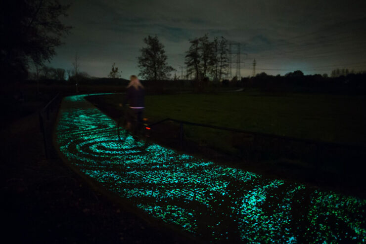 daan-roosegaarde-opens-solar-powered-van-gogh-bike-path-netherlands-designboom-06