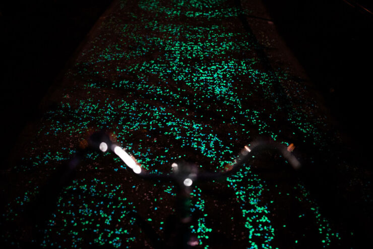 daan-roosegaarde-opens-solar-powered-van-gogh-bike-path-netherlands-designboom-09