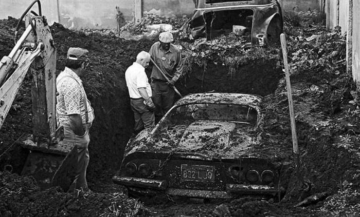 Buried 1974 Ferrari Dino 01.