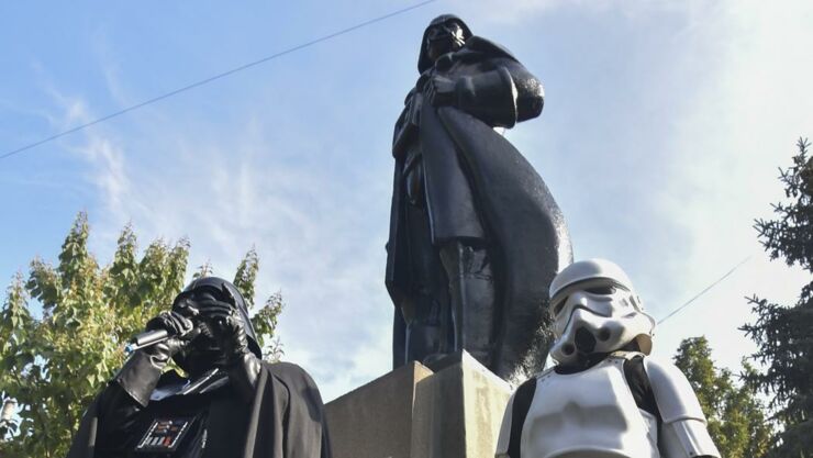 ct-star-wars-lenin-statue-in-ukraine-gets-dart-003