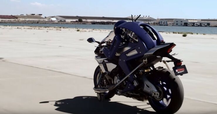 yamaha-s-motobot-robot-rides-a-yzf-r1m-video-photo-gallery_4