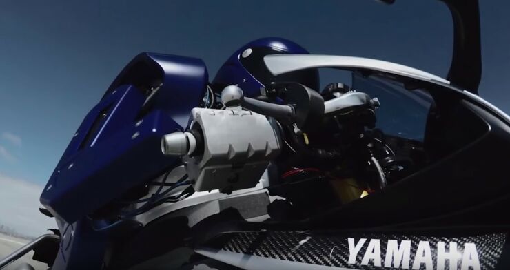 yamaha-s-motobot-robot-rides-a-yzf-r1m-video-photo-gallery_5