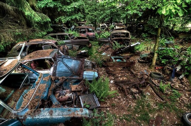 The Abandoned Chatillon Car Graveyard Looks Like Scenes From A Post-Apocalyptic Movie - 08.