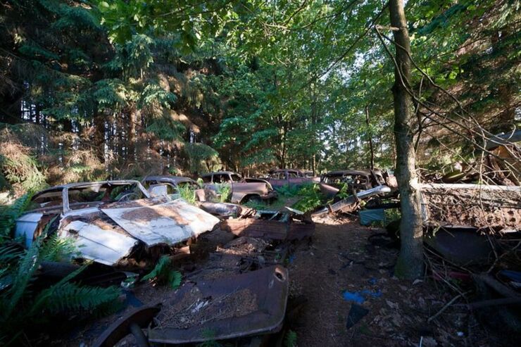 The Abandoned Chatillon Car Graveyard Looks Like Scenes From A Post-Apocalyptic Movie - 04.