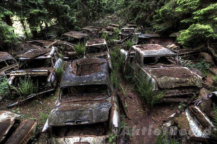 The Abandoned Chatillon Car Graveyard Looks Like Scenes From A Post-Apocalyptic Movie - 01.