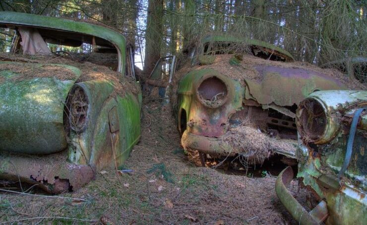 The Abandoned Chatillon Car Graveyard Looks Like Scenes From A Post-Apocalyptic Movie - 02