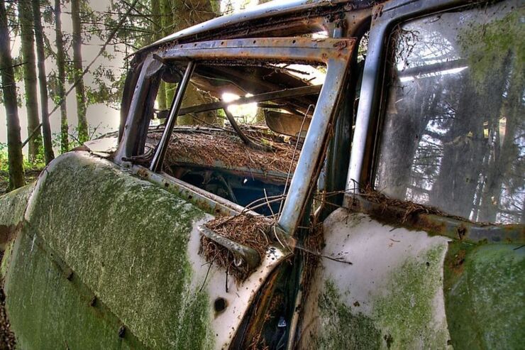 The Abandoned Chatillon Car Graveyard Looks Like Scenes From A Post-Apocalyptic Movie - 03.