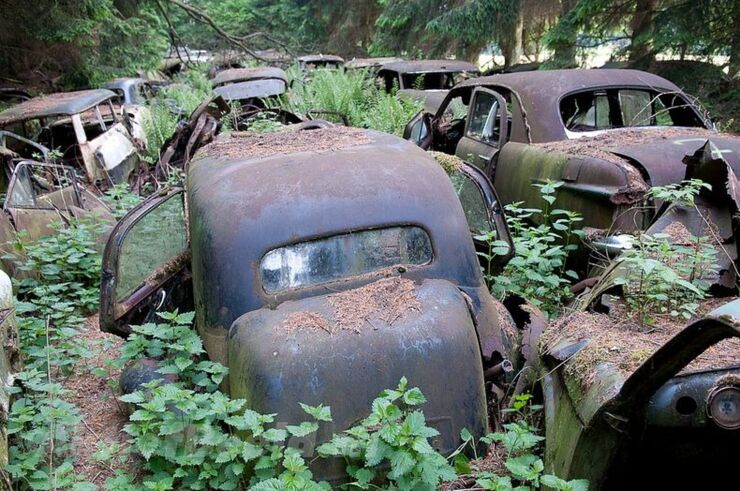 The Abandoned Chatillon Car Graveyard Looks Like Scenes From A Post-Apocalyptic Movie - 10.