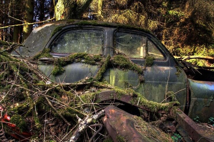 The Abandoned Chatillon Car Graveyard Looks Like Scenes From A Post-Apocalyptic Movie - 05.