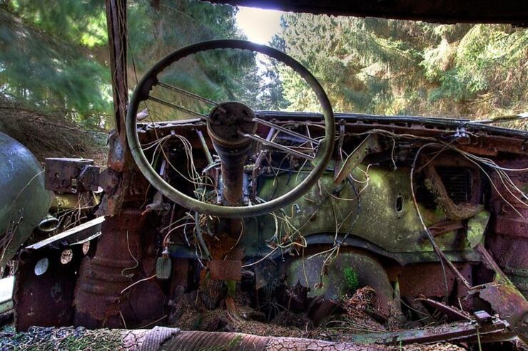 The Abandoned Chatillon Car Graveyard Looks Like Scenes From A Post-Apocalyptic Movie - 09.