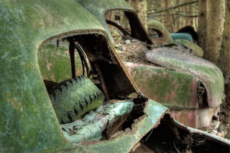 The Abandoned Chatillon Car Graveyard Looks Like Scenes From A Post-Apocalyptic Movie - 07.