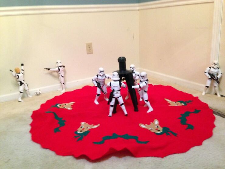 Stormtroopers put up the xmas tree 03.