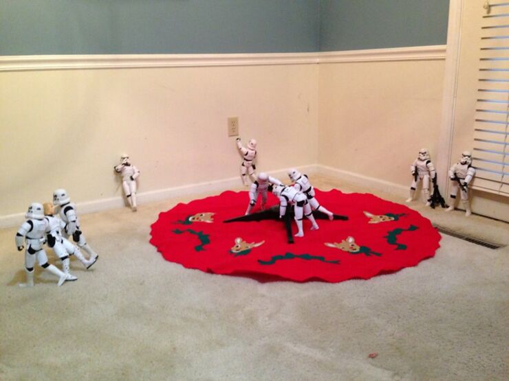 Stormtroopers put up the xmas tree 04.