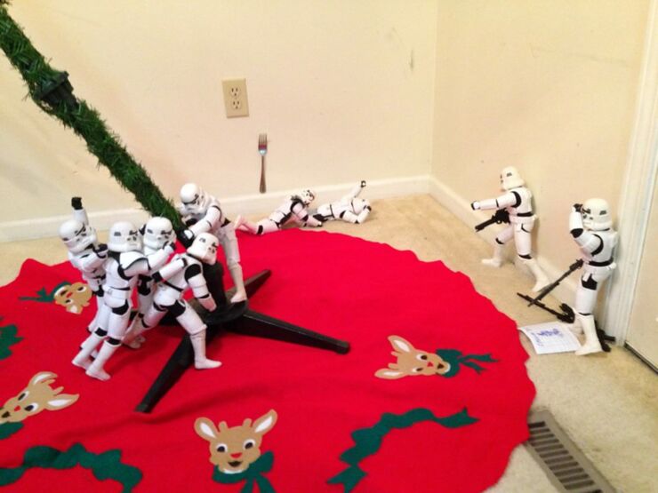 Stormtroopers put up the xmas tree 05.