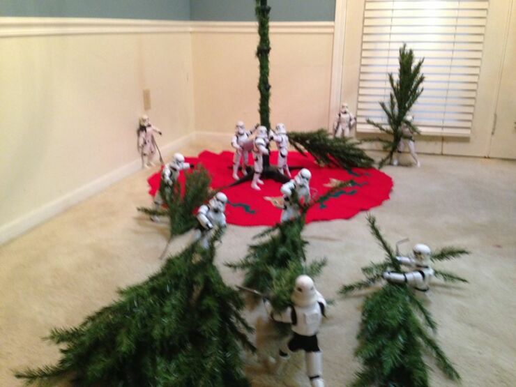 Stormtroopers put up the xmas tree 07.