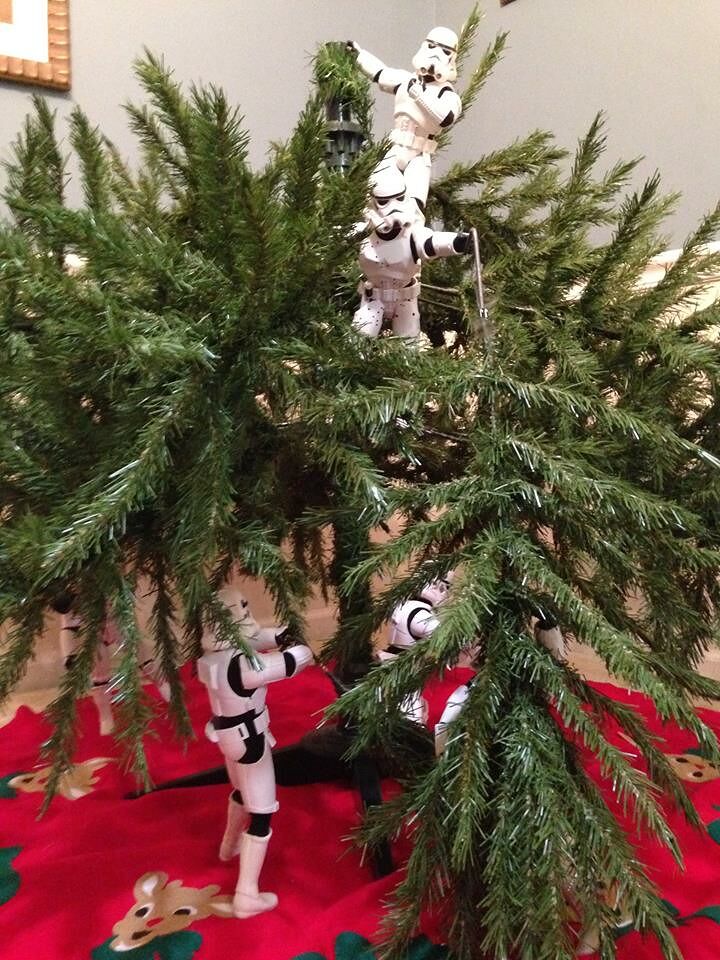 Stormtroopers put up the xmas tree 09.