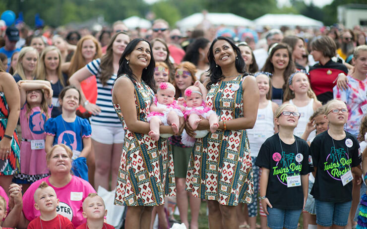 Twinsburg Ohio Is Home To Worlds Largest Twin Festival 