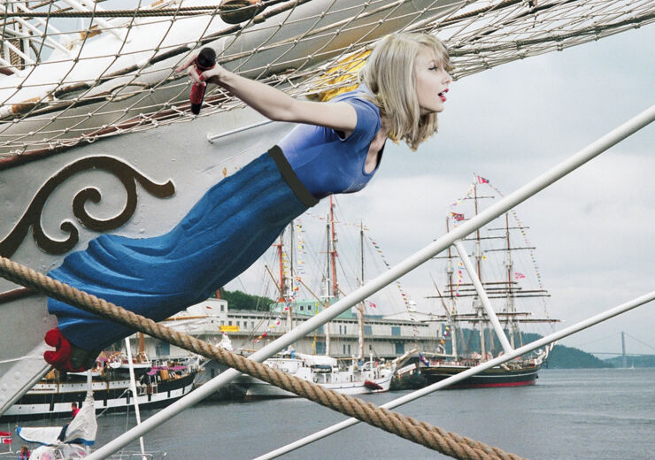 Awkward Pic Of Taylor Swift Gets Photoshopped Into Hilarity