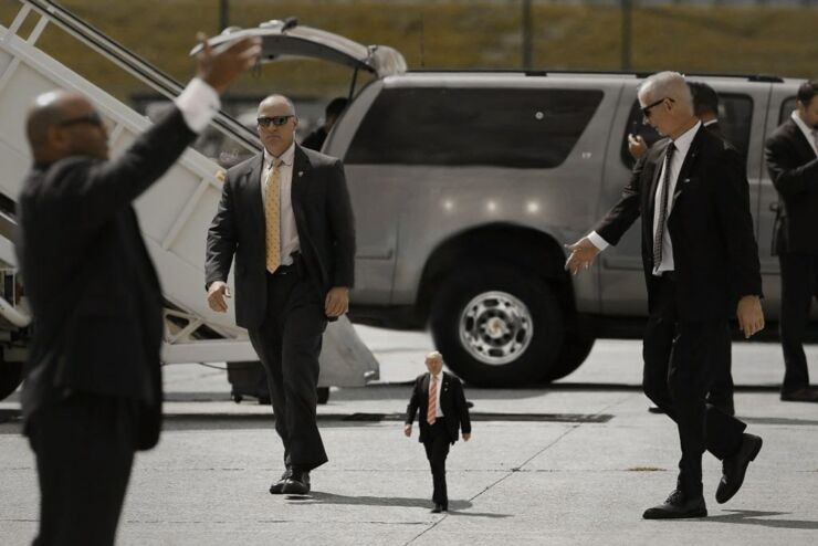 Tiny Trump Memes shrink Donald Trump to the size of a Child 01.