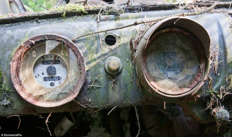 Photos From Abandoned Chatillon Car Graveyard - 03.